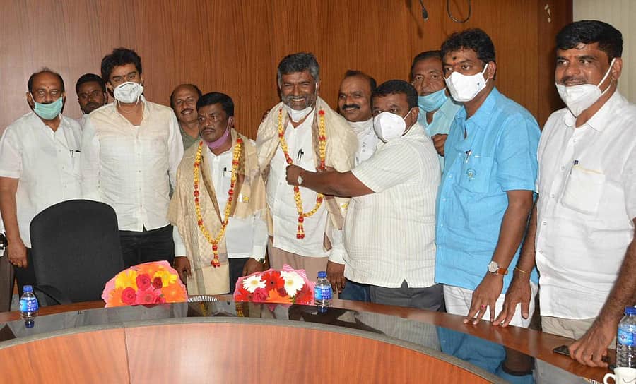 ಹಾಸನ ಜಿಲ್ಲಾ ಸಹಕಾರ ಕೇಂದ್ರ ಬ್ಯಾಂಕ್‌ ಅಧ್ಯಕ್ಷರಾಗಿ ಆಯ್ಕೆಯಾದ ಸೋಮನಹಳ್ಳಿ ನಾಗರಾಜ್‌ ಮತ್ತು ಉಪಾಧ್ಯಕ್ಷ ಬಂಡಿಗೌಡ್ರು ರಾಜಣ್ಣ ಅವರನ್ನು ಶಾಸಕ ಸಿ.ಎನ್‌.ಬಾಲಕೃಷ್ಣ ಅಭಿನಂದಿಸಿದರು.