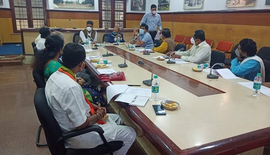 ಬೆಳಗಾವಿಯಲ್ಲಿ ಶುಕ್ರವಾರ ನಡೆದ ಜಿಲ್ಲಾ ಧಾರ್ಮಿಕ ಪರಿಷತ್ತಿನ ಪ್ರಥಮ ಸಭೆಯಲ್ಲಿ ಜಿಲ್ಲಾಧಿಕಾರಿ ಎಂ.ಜಿ. ಹಿರೇಮಠ ಮಾತನಾಡಿದರು