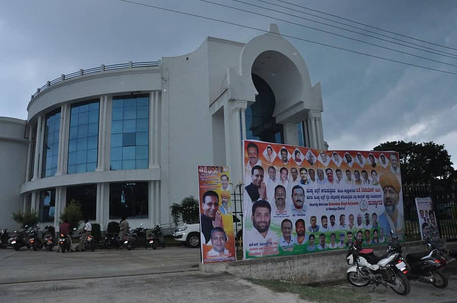 ಕಾಂಗ್ರೆಸ್‌ ರೈತ ಸಮ್ಮೇಳನದ ಅಂಗವಾಗಿ ಅಂಬೇಡ್ಕರ್‌ ಭವನದ ಮುಂದೆ ಫ್ಲೆಕ್ಸ್‌ಗಳು ರಾರಾಜಿಸುತ್ತಿರುವುದು