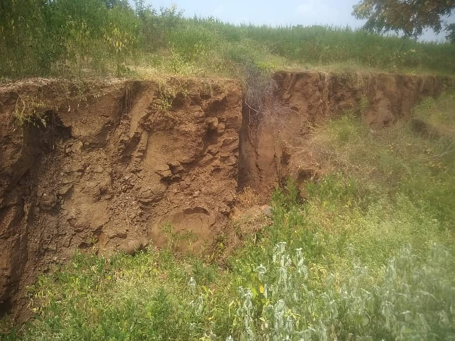 ಭೂಮಿ ಬಿರುಕು ಬಿಟ್ಟಿರುವ ದೃಶ್ಯ