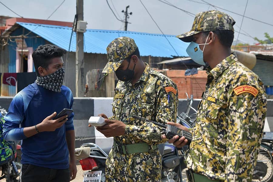 ಮಾಸ್ಕ್ ಧರಿಸದವರಿಂದ ದಂಡ ವಸೂಲಿ ಮಾಡುತ್ತಿರುವ ಬಿಬಿಎಂಪಿ ನೌಕರರು