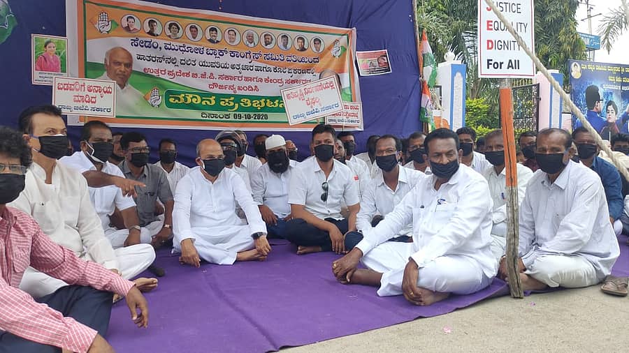 ಧರಣಿ ಸತ್ಯಾಗ್ರಹದಲ್ಲಿ ಮಾಜಿ ಸಚಿವ ಡಾ.ಶರಣಪ್ರಕಾಶ ಪಾಟೀಲ ಮಾತನಾಡಿದರು.