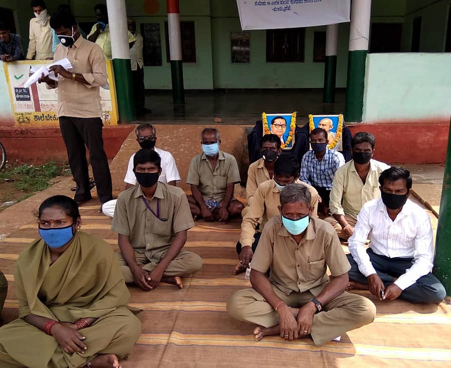 ಚಿಟಗುಪ್ಪ ತಾಲ್ಲೂಕಿನ ನಿರ್ಣಾ ಗ್ರಾಮ ಪಂಚಾಯಿತಿ ಕಚೇರಿ ಎದುರು ಶುಕ್ರವಾರ ಸಫಾಯಿ ಕರ್ಮಚಾರಿ ನೌಕರರು ವೇತನಕ್ಕೆ ಆಗ್ರಹಿಸಿ ಪ್ರತಿಭಟನೆ ನಡೆಸಿದರು