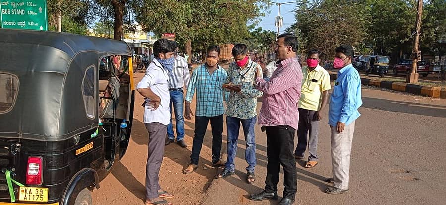 ಹುಮನಾಬಾದ್ನ ಪುರಸಭೆ ಮುಖ್ಯಾಧಿಕಾರಿ ಶಂಭುಲಿಂಗ ದೇಸಾಯಿ ಅವರು ಶುಕ್ರವಾರ ಮಾಸ್ಕ್ ಧರಿಸದವರಿಗೆ ದಂಡ ವಿಧಿಸಿದರು