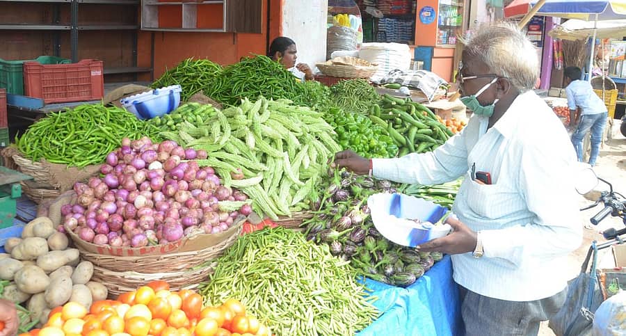 ಯಾದಗಿರಿಯ ಸ್ಪೇಷನ್ ರಸ್ತೆಯ ತರಕಾರಿ ಮಾರುಕಟ್ಟೆ