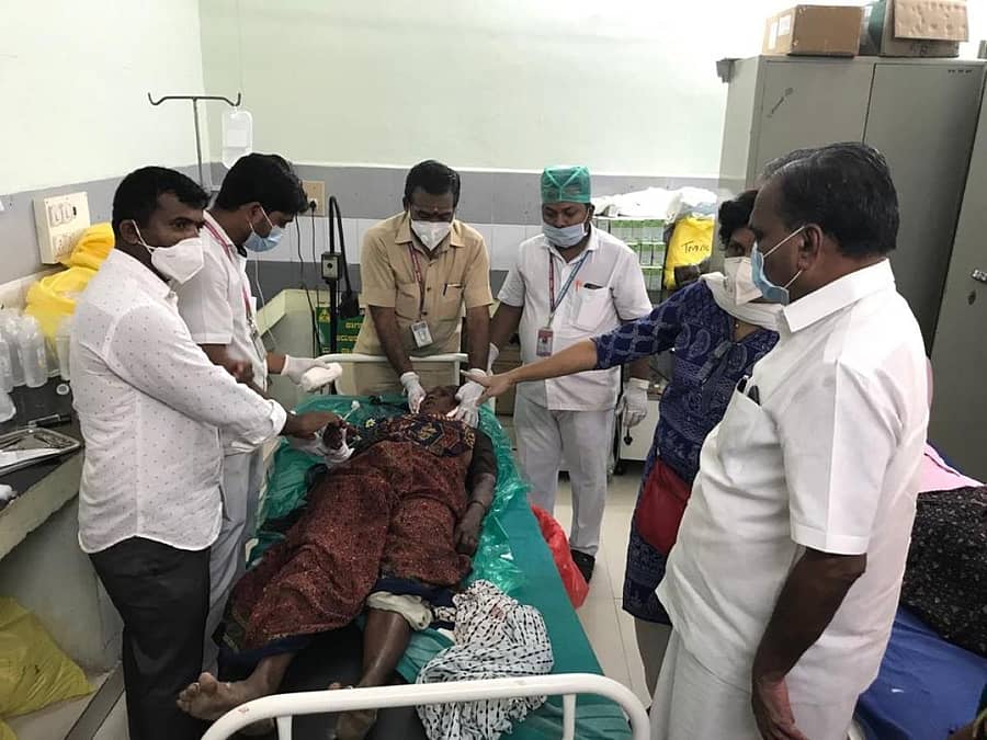 ಗಂಗಾವತಿ ತಾಲ್ಲೂಕಿನ ಜಂಗ್ಲಿ ರಂಗಾಪುರದಲ್ಲಿ ದನಕಾಯಲು ತೆರಳಿದ್ದಾಗ ಮಹಿಳೆಯೊಬ್ಬರ ಮೇಲೆ ಚಿರತೆ ದಾಳಿ ನಡೆಸಿದ್ದು, ಗಂಭೀರವಾಗಿ ಗಾಯಗೊಂಡ ಹಿನ್ನೆಲೆ ನಗರದ ಸರ್ಕಾರಿ ಆಸ್ಪತ್ರೆಯಲ್ಲಿ ಅವರಿಗೆ ಚಿಕಿತ್ಸೆ ನೀಡಲಾಯಿತು. ಈ ವೇಳೆ ಶಾಸಕ ಪರಣ್ಣ ಮುನವಳ್ಳಿ ಇದ್ದರು