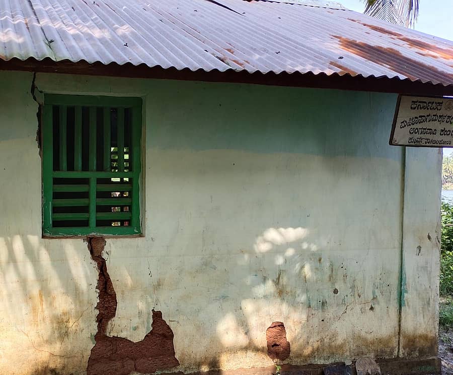 ಅಂಕೋಲಾ ತಾಲ್ಲೂಕಿನ ಕೂರ್ವೆಯಲ್ಲಿ ಅಂಗನವಾಡಿ ಕಟ್ಟಡ ಕುಸಿಯುವ ಹಂತದಲ್ಲಿದೆ