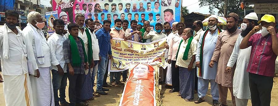 ಕೊಪ್ಪದ ಬಸ್ ನಿಲ್ದಾಣದ ಆವರಣದಲ್ಲಿ ಉತ್ತರ ಪ್ರದೇಶ ಸರ್ಕಾರವನ್ನು ವಜಾ ಮಾಡುಬೇಕು ಎಂದು ಆಗ್ರಹಿಸಿ ಸಮಾನ ಮನಸ್ಕರರ ಒಕ್ಕೂಟದ ವತಿಯಿಂದ ಪ್ರತಿಭಟನೆ ನಡೆಯಿತು