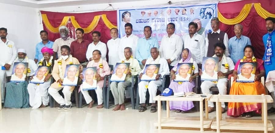 ಕಲಬುರ್ಗಿಯಲ್ಲಿ ಶುಕ್ರವಾರ ಬಿಎಸ್‍ಪಿಯಿಂದ ಕಾನ್ಸಿರಾಂ ಅವರು 14ನೆ ಮಹಾಪರಿನಿಬ್ಬಾಣ ದಿವಸ್ ಸಮಾರಂಭದಲ್ಲಿ ವಿವಿಧ ಕ್ಷೇತ್ರಗಳಲ್ಲಿನ ಸಾಧಕರನ್ನು ಸನ್ಮಾನಿಸಲಾಯಿತು. ಮಹಾದೇವ ಧನ್ನಿ, ಮಲ್ಲಿಕಾರ್ಜುನ ಕೊಡ್ಲಿ ಇದ್ದರು