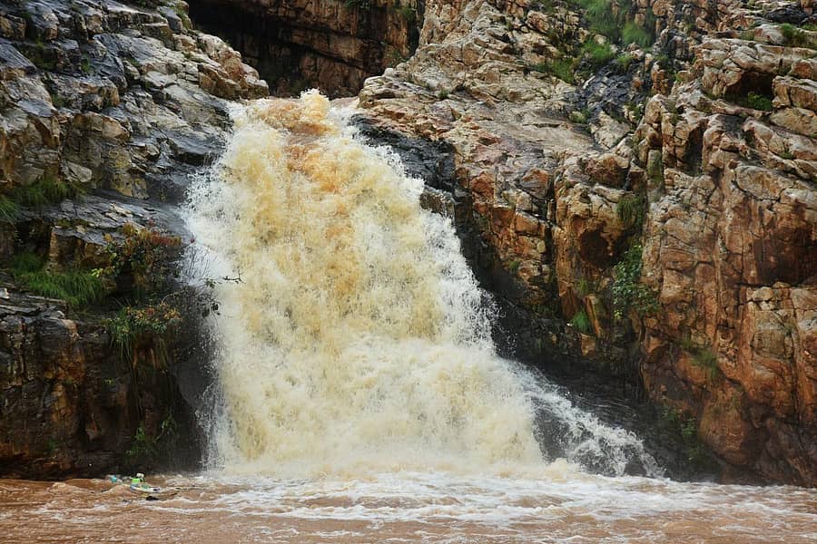 ಬೆಳಗಾವಿಯ ಸವದತ್ತಿ ಸಮೀಪದ ಸೊಬಗಿನ ಜಲಪಾತದ ಕೆಳಗೇ ಪ್ಲಾಸ್ಟಿಕ್ ತ್ಯಾಜ್ಯ ಚಿತ್ರ: ತಾಜುದ್ದೀನ್ ಆಜಾದ್