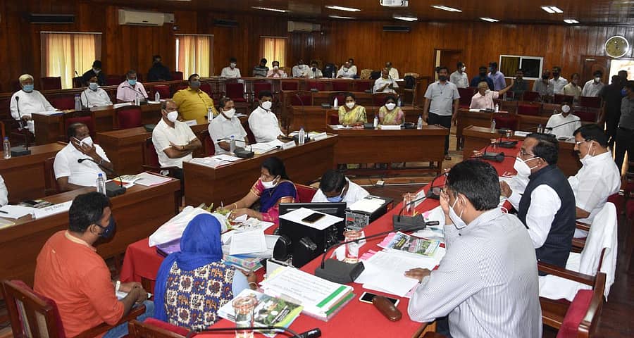 ಶಿವಮೊಗ್ಗ ಜಿಲ್ಲಾ ಪಂಚಾಯಿತಿ ಸಭಾಂಗಣದಲ್ಲಿ ಶನಿವಾರ ಮಲೆನಾಡು ಪ್ರದೇಶ ಅಭಿವೃದ್ಧಿ ಮಂಡಳಿಯ ಸರ್ವ ಸದಸ್ಯರ ಸಭೆ ನಡೆಯಿತು.