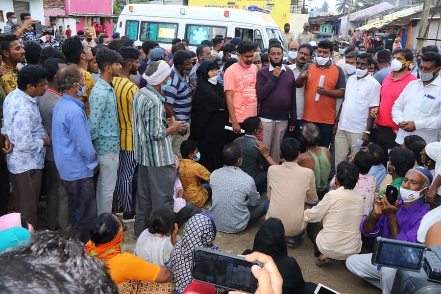 ಶಿವಮೊಗ್ಗ ನಗರ ಪಾಲಿಕೆ ಸಿಬ್ಬಂದಿ ಇಮಾಂಬಡಾ ನಿವಾಸಿಗಳನ್ನು ತೆರವುಗೊಳಿಸದಂತೆ ಆಗ್ರಹಿಸಿ ಶನಿವಾರ ಸ್ಥಳೀಯರು ಪ್ರತಿಭಟನೆ ನಡೆಸಿದರು.