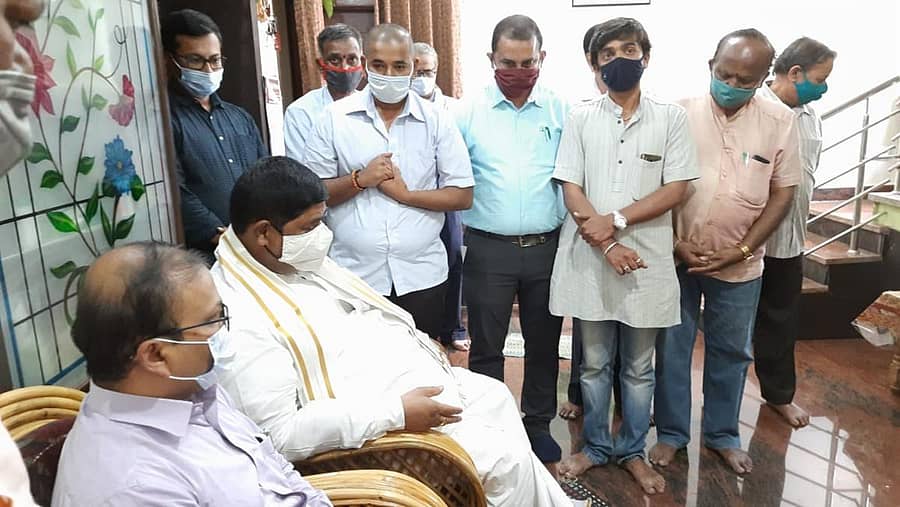 ಹಾಸನದ ಸತ್ಯಮಂಗಲದಲ್ಲಿರುವ ಮೃತ ಶಿಕ್ಷಕಿ ಸ್ವರ್ಣ ನಿವಾಸಕ್ಕೆ ಸಚಿವ ಗೋಪಾಲಯ್ಯ ಭೇಟಿ ನೀಡಿ ಕುಟುಂಬದ ಸದಸ್ಯರಿಗೆ ಸಾಂತ್ವನ ಹೇಳಿದರು.