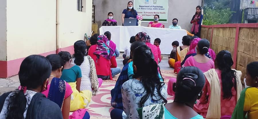 ಬೆಳಗಾವಿಯ ಶಾಹುನಗರದ ಸ್ವಾಧಾರ ಗೃಹದಲ್ಲಿ ಶನಿವಾರ ನಡೆದ ‘ವಿಶ್ವ ಮಾನಸಿಕ ಆರೋಗ್ಯ ದಿನ’ ಕಾರ್ಯಕ್ರಮದಲ್ಲಿ ಡಾ.ಯಾಸ್ಮಿನ್ ಡಿ.ಎನ್. ಮಾತನಾಡಿದರು