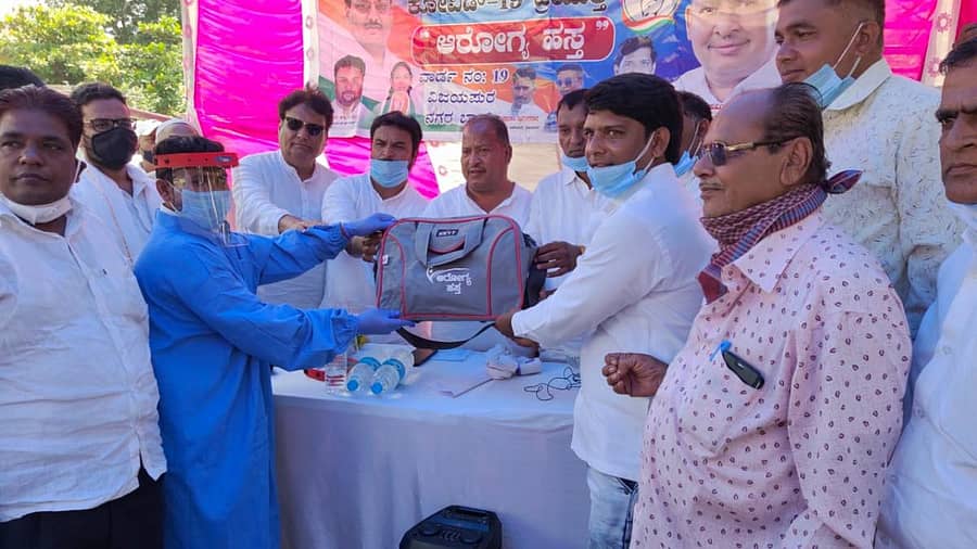 ವಿಜಯಪುರ ನಗರದಲ್ಲಿ ಶನಿವಾರ ಹಮ್ಮಿಕೊಳ್ಳಲಾಗಿದ್ದ ‘ಆರೋಗ್ಯ ಹಸ್ತ’ ಜನರ ಆರೋಗ್ಯ ತಪಾಸಣೆ ಕಾರ್ಯಕ್ರಮಕ್ಕೆ ಕಾಂಗ್ರೆಸ್ ಮುಖಂಡ ಅಬ್ದುಲ್ ಹಮೀದ್ ಮುಶ್ರೀಪ್ ಚಾಲನೆ ನೀಡಿದರು