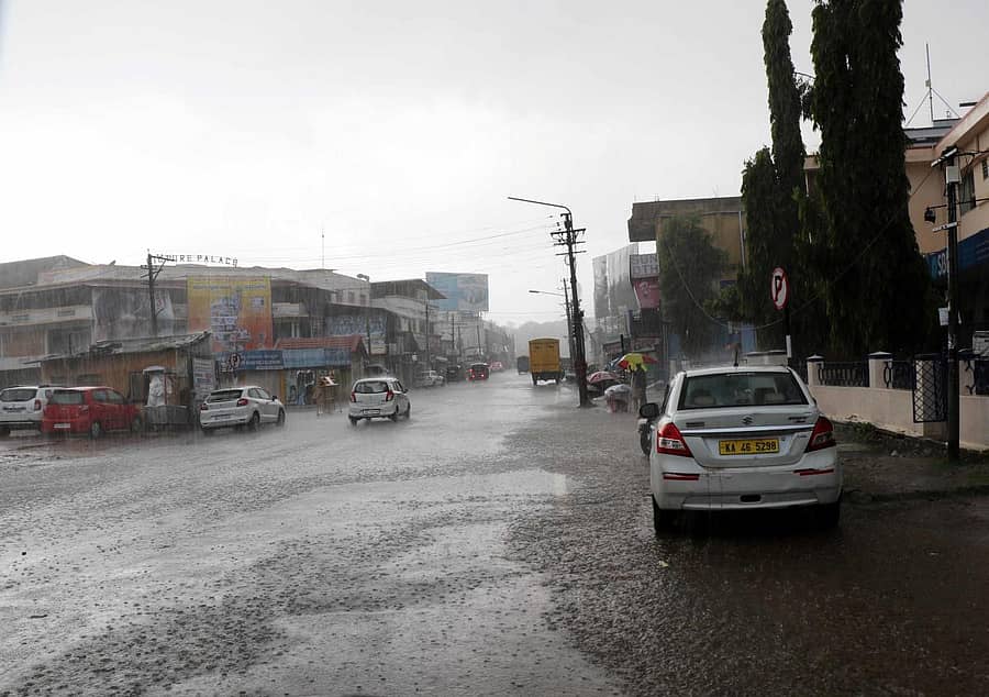 ಹಾಸನ ಹಳೆ ಬಸ್ ನಿಲ್ದಾಣ ರಸ್ತೆಯಲ್ಲಿ ಮಳೆ ಸುರಿದ ವೇಳೆ ಕಂಡು ಬಂದ ದೃಶ್ಯ
