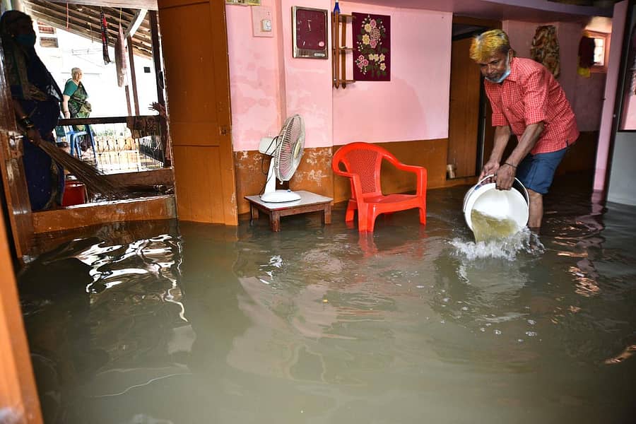 ಹುಬ್ಬಳ್ಳಿಯ ಲಕ್ಷ್ಮೇಶ್ವರ ಚಾಳದ ಮನೆಗಳಿಗೆ ನುಗ್ಗಿದ್ದ ನೀರು ಹೊರ ಹಾಕಲಾಯಿತು