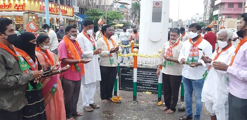 ಬಿಜೆಪಿ ಕಾರ್ಯಕರ್ತರು ಧ್ವಜಸ್ತಂಭ ಕಟ್ಟೆಯನ್ನು ನೀರಿನಿಂದ ತೊಳೆದು, ಹಾಲಿನ ಅಭಿಷೇಕ ಮಾಡಿದರು.
