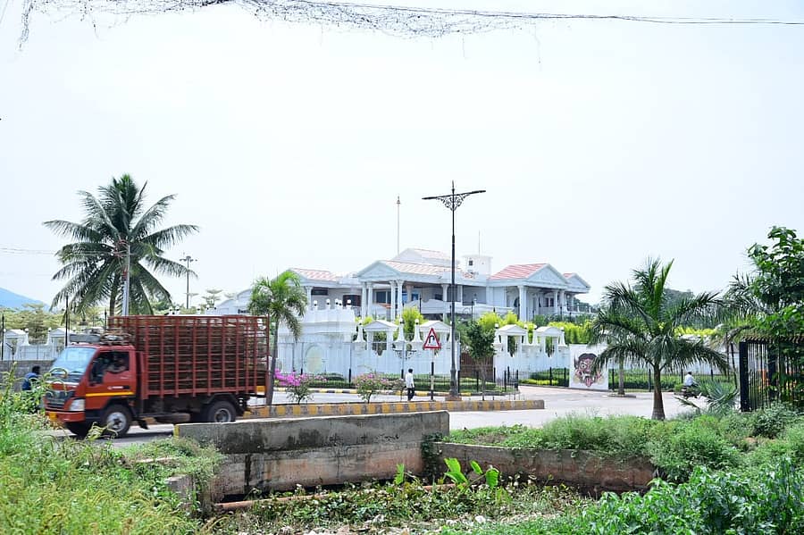 ಸಚಿವ ಆನಂದ್ ಸಿಂಗ್ ಮನೆ ಎದುರಿಗಿನ ರಸ್ತೆಯಲ್ಲಿ ಸಂಚರಿಸುತ್ತಿರುವ ವಾಹನಗಳು