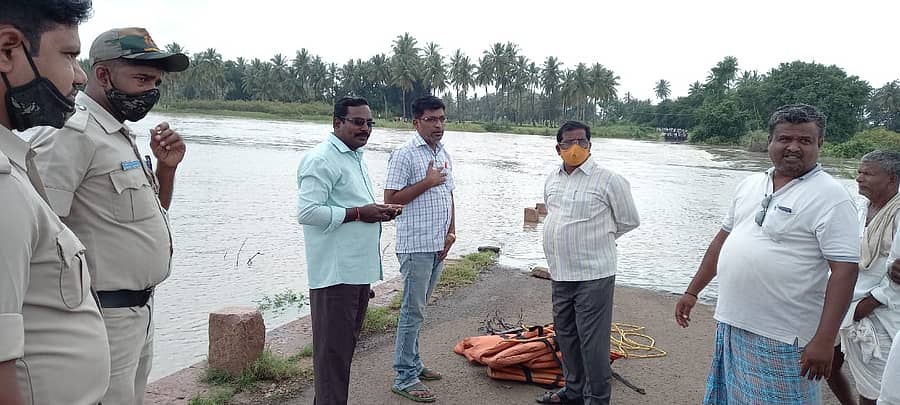 ಘಟನೆ ನಡೆದ ಸ್ಥಳಕ್ಕೆ ಬಾದಾಮಿ ತಹಶೀಲ್ದಾರ್ ಸುಹಾಸ ಇಂಗಳೆ ಭೇಟಿ ನೀಡಿ ಪರಿಶೀಲನೆ ನಡೆಸಿದರು.