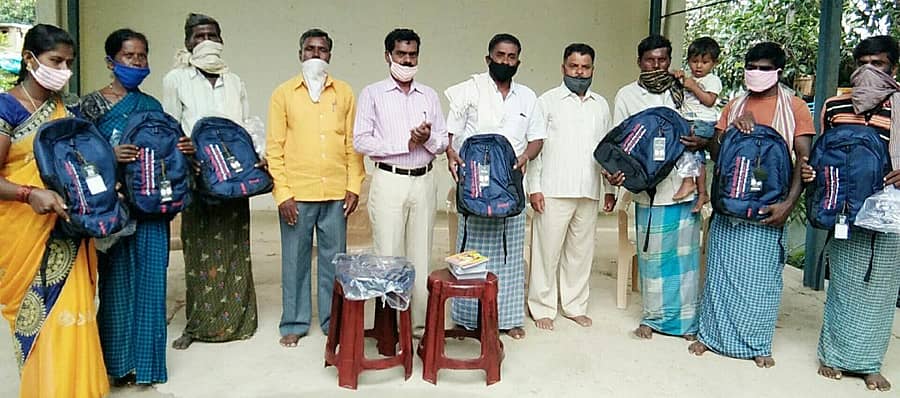 ತುಳವನೂರು ಸರ್ಕಾರಿ ಹಿರಿಯ ಪ್ರಾಥಮಿಕ ಶಾಲೆಯಲ್ಲಿ ವಿದ್ಯಾರ್ಥಿಗಳ ಪೋಷಕರಿಗೆ ಉಚಿತ ಬ್ಯಾಗ್ ವಿತರಿಸಿದ ದಾನಿಗಳು