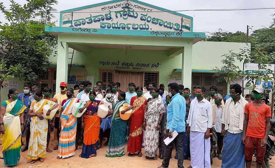 ಬಾಗೇಪಲ್ಲಿ ತಾಲ್ಲೂಕಿನ ಪಾತಪಾಳ್ಯ ಗ್ರಾಮ ಪಂಚಾಯಿತಿ ಮುಂದೆ ಗುಟ್ಟಮೀದಪಲ್ಲಿ ಗ್ರಾಮಸ್ಥರು ಪ್ರತಿಭಟಿಸಿದರು