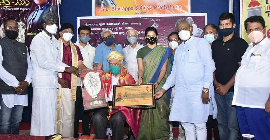 ಮೈಸೂರಿನಲ್ಲಿ ಶನಿವಾರ ನಡೆದ ಸಮಾರಂಭದಲ್ಲಿ ಸಾಹಿತಿ ಡಾ.ಎಸ್.ಎಲ್.ಭೈರಪ್ಪ ಅವರಿಗೆ ‘ಕೋಟ ಶಿವರಾಮ ಕಾರಂತ ಹುಟ್ಟೂರ ಪ್ರಶಸ್ತಿ’ ಪ್ರದಾನ ಮಾಡಲಾಯಿತು