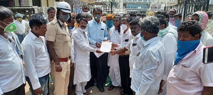 ಸುರಪುರ ತಾಲ್ಲೂಕಿನ ಆಲ್ದಾಳ ಗ್ರಾಮ ಪಂಚಾಯಿತಿ ವ್ಯಾಪ್ತಿಗೆ ಬರುವ ಎಲ್ಲ ಗ್ರಾಮಗಳಿಗೆ ಸಮರ್ಪಕ ವಿದ್ಯುತ್ ಪೂರೈಸಬೇಕು ಎಂದು ಆಗ್ರಹಿಸಿ ಶನಿವಾರ ವಿವಿಧ ಗ್ರಾಮಗಳ ರೈತರು ಜೆಸ್ಕಾಂ ಕಚೇರಿ ಎದುರು ಪ್ರತಿಭಟನೆ ನಡೆಸಿದರು