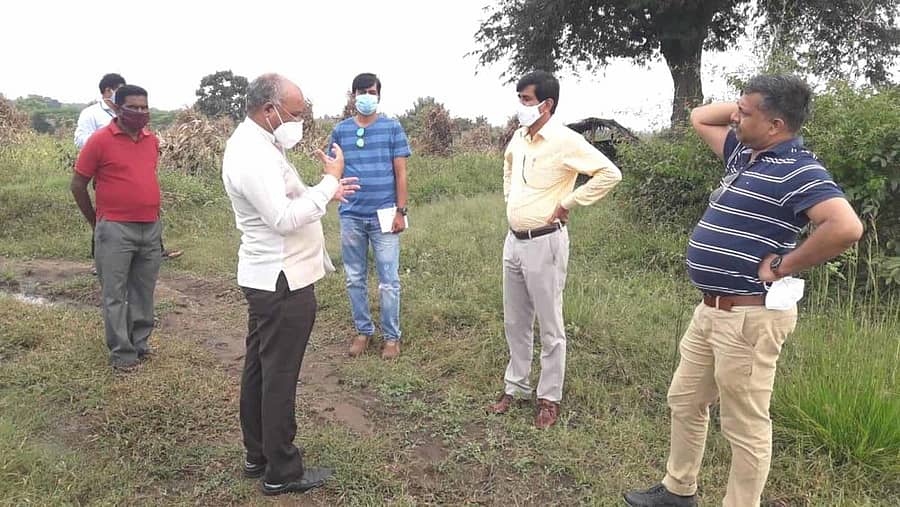 ನಾಗಾಪುರ ಗಿರಿಜನ ಪುನರ್ವಸತಿ ಕೇಂದ್ರಕ್ಕೆ ರಾಜ್ಯ ಪರಿಶಿಷ್ಟ ವರ್ಗಗಳ ಕಲ್ಯಾಣ ಇಲಾಖೆ ನಿರ್ದೇಶಕ ಸಂಗಪ್ಪ ಶನಿವಾರ ಭೇಟಿ ನೀಡಿ, ಗಿರಿಜನರು ಬೆಳೆದ ಮುಸುಕಿನ ಜೋಳ ವೀಕ್ಷಿಸಿ ಯೋಜನಾ ತಜ್ಞರೊಂದಿಗೆ ಚರ್ಚಿಸಿದರು