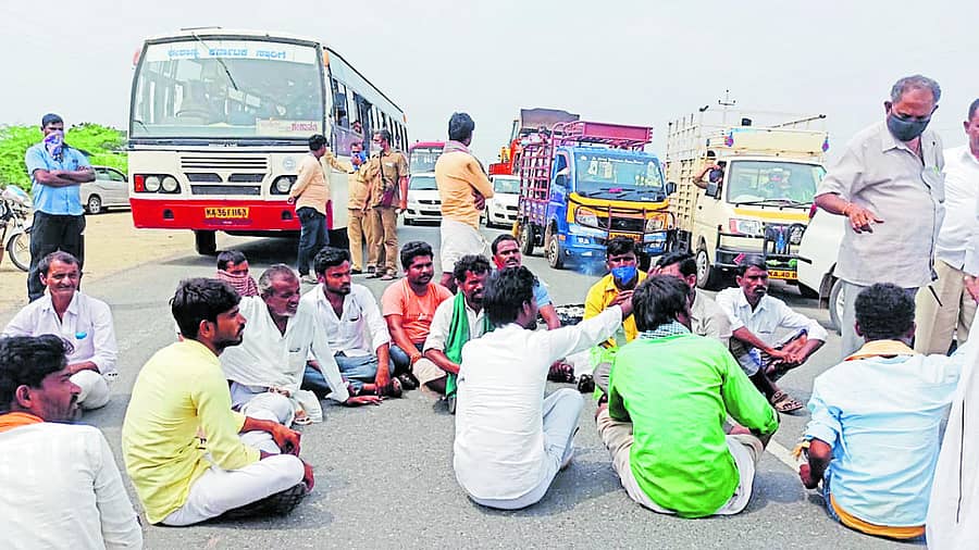 ಬಿತ್ತನೆ ಬೀಜ ವಿತರಣೆ ವಿಳಂಬ ಪ್ರತಿಭಟಿಸಿ ಶನಿವಾರ ಮಸ್ಕಿಯಲ್ಲಿ ರೈತರು ಹೆದ್ದಾರಿ ತಡೆದು ಪ್ರತಿಭಟನೆ ನಡೆಸಿದರು