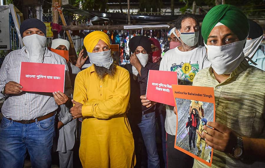 ಕೋಲ್ಕತ್ತದಲ್ಲಿ ಸಿಖ್ ಸಮುದಾಯದ ಸದಸ್ಯರು ಹೌರಾ ಬಿಜೆಪಿ ರ‍್ಯಾಲಿಯಲ್ಲಿ ಪೊಲೀಸರಿಂದ ಬಂಧಿತರಾಗಿರುವ ಬಲ್ವಿಂದರ್ ಸಿಂಗ್ ಅವರನ್ನು ಬಿಡುಗಡೆ ಮಾಡಬೇಕು ಎಂದು ಆಗ್ರಹಿಸಿ ಪ್ರತಿಭಟನೆ ನಡೆಸಿದರು –ಪಿಟಿಐ ಚಿತ್ರ