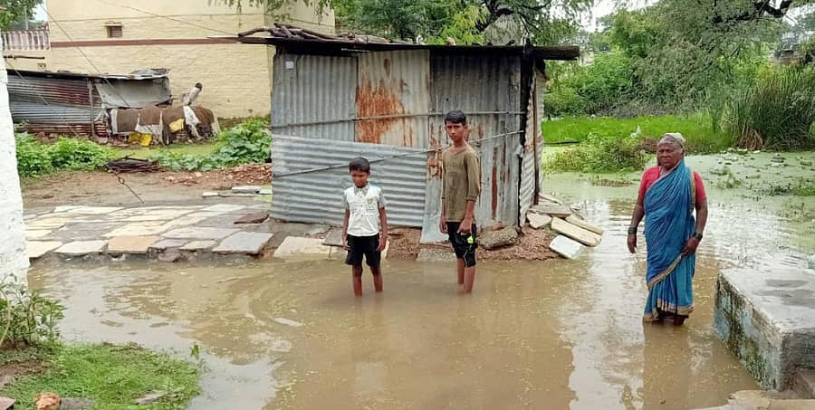 ಶಹಾಪುರ ತಾಲ್ಲೂಕಿನ ಕೊಳ್ಳೂರ(ಎಂ) ಗ್ರಾಮದ ತಗ್ಗು ಪ್ರದೇಶದ ಮನೆಗೆ ನೀರು ನುಗ್ಗಿರುವುದು