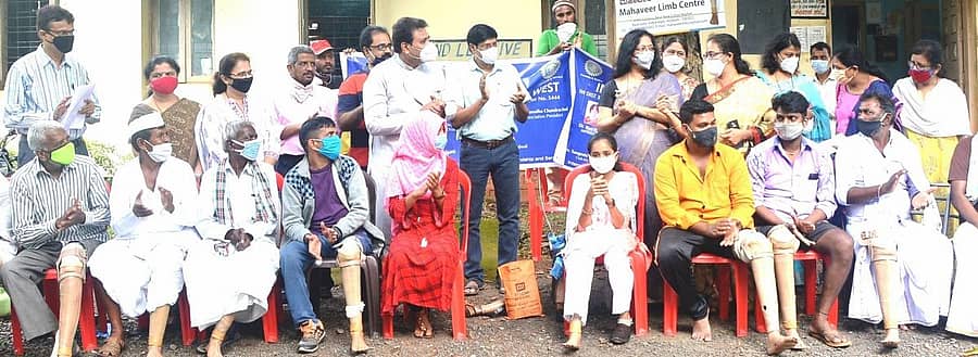 ಹುಬ್ಬಳ್ಳಿಯಲ್ಲಿ ಶನಿವಾರ ಬಡವರಿಗೆ ಉಚಿತವಾಗಿ ಅಂಗ ಜೋಡಣೆ ಮಾಡಲಾಯಿತು