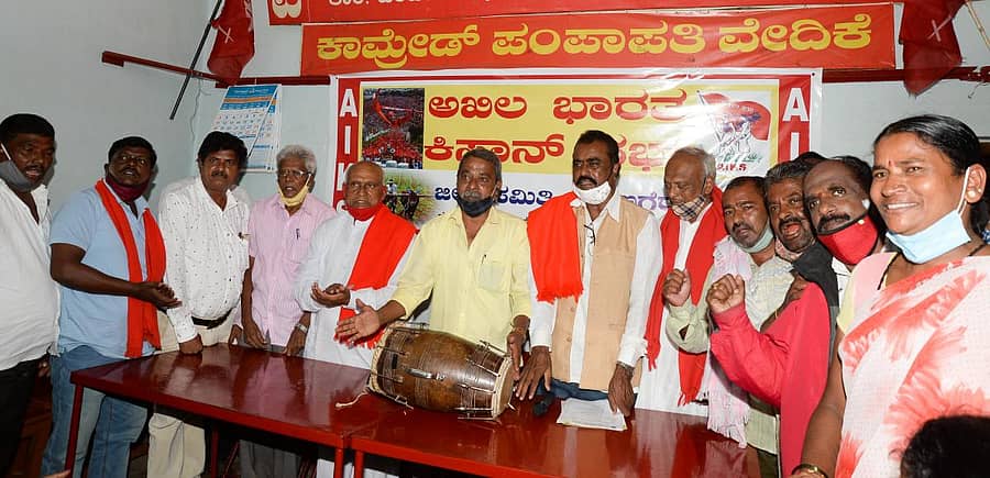 ದಾವಣಗೆರೆಯ ಪಂಪಾಪತಿ ಭವನದಲ್ಲಿ ಜಿಲ್ಲಾ ಎಐಕೆಎಸ್ ಪದಾಧಿಕಾರಿಗಳ ಆಯ್ಕೆ ಸಭೆಯನ್ನು ಸಿಪಿಐ ರಾಷ್ಟ್ರೀಯ ಮಂಡಳಿ ಸದಸ್ಯ ಪಿ.ಎ ಲೋಕೇಶ್ ಉದ್ಘಾಟಿಸಿದರು