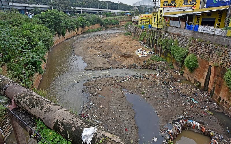 ನಗರದ ಸುಮ್ಮನಹಳ್ಳಿ ರಾಜಕಾಲುವೆ ಯಲ್ಲಿ ಮಣ್ಣಿನ ರಾಶಿ ಭಾನುವಾರ ಕಂಡುಬಂತು -ಪ್ರಜಾವಾಣಿ ಚಿತ್ರ/ಎಂ.ಎಸ್. ಮಂಜುನಾಥ್