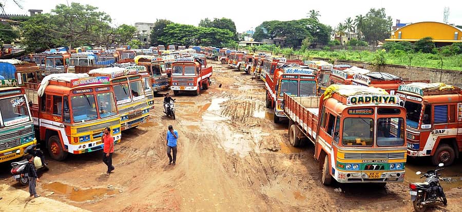 ದಾವಣಗೆರೆಯ ಪುಷ್ಪಾಂಜಲಿ ಚಿತ್ರಮಂದಿರದ ರಸ್ತೆಯ ಬಳಿ ಸಾಲುಗಟ್ಟಿ ನಿಂತಿರುವ ಲಾರಿಗಳು.