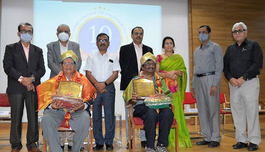 ಎಟಿಎಂಇ ಎಂಜಿನಿಯರಿಂಗ್ ಕಾಲೇಜಿನ ದಶಮಾನೋತ್ಸವ ಸಮಾರಂಭದಲ್ಲಿ ಡಾ.ಶ್ರೀನಿವಾಸ್, ಪ್ರೊ.ವೀರೇಂದ್ರ ಕುಮಾರ್ ಅವರನ್ನು ಸನ್ಮಾನಿಸಲಾಯಿತು