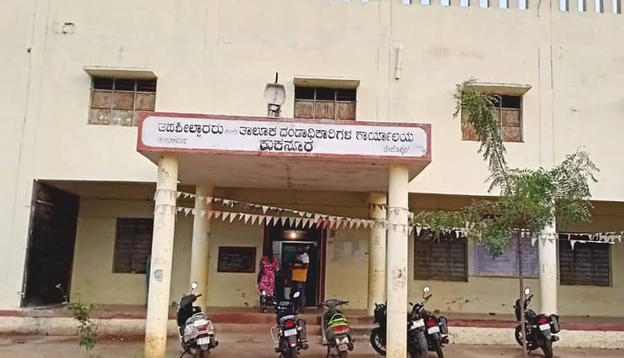 ಕುಕನೂರಿನ ಪಟ್ಟಣ ಫಂಚಾಯಿತಿ ಅಧೀನದ ಕಲ್ಯಾಣ ಮಂಟಪದಲ್ಲಿ ಆರಂಭವಾಗಿರುವ ತಹಶೀಲ್ದಾರ್ ಕಚೇರಿ