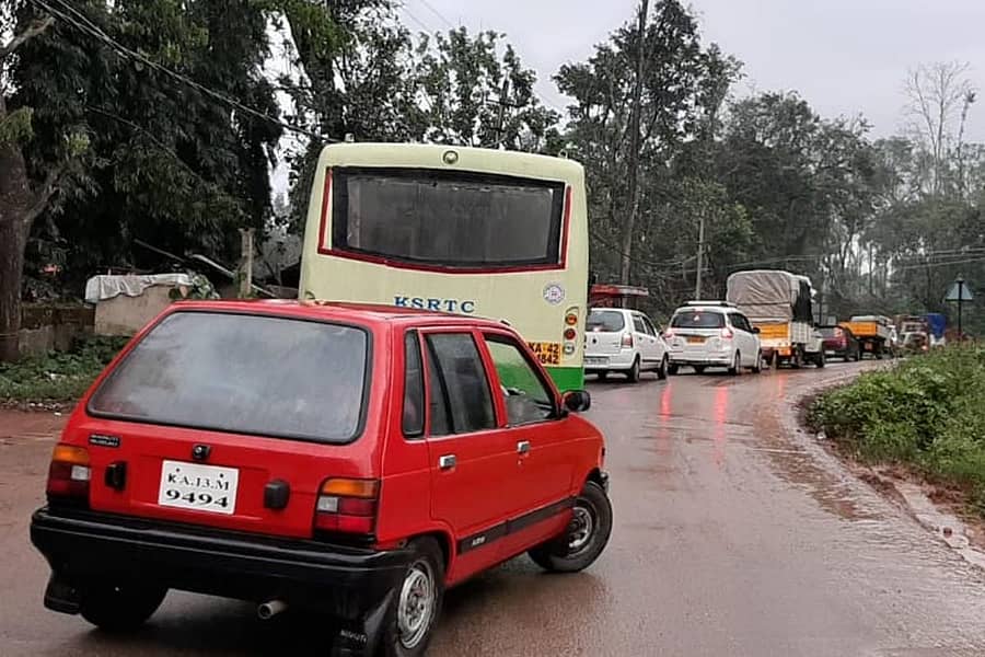ಮೂಡಿಗೆರೆ ಪಟ್ಟಣದ ಹ್ಯಾಂಡ್ ಪೋಸ್ಟ್ ಬಳಿ ಭಾನುವಾರ ಹೆದ್ದಾರಿಯಲ್ಲಿ ಸಂಚಾರ ಸ್ಥಗಿತವಾಗಿದ್ದರಿಂದ ಸಾಲುಗಟ್ಟಿ ನಿಂತಿದ್ದ ವಾಹನಗಳು.