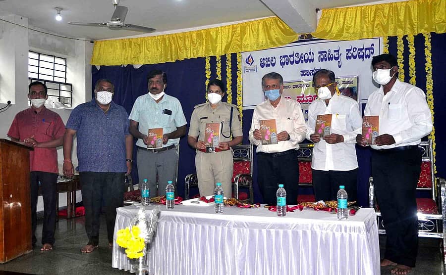 ಹಾಸನ ನಗರದ ಸಂಸ್ಕೃತ ಭವನದಲ್ಲಿ ನಡೆದ ಅಖಿಲ ಭಾರತೀಯ ಸಾಹಿತ್ಯ ಪರಿಷದ್ ಜಿಲ್ಲಾ ಘಟಕ ಉದ್ಘಾಟನೆ ಕಾರ್ಯಕ್ರಮದಲ್ಲಿ ಚ.ನಾ. ಅನಂತರಾಜು ಅವರ ‘ಸಿಡಿಲ ಮೊಗ್ಗು’ ಪುಸ್ತಕ ಬಿಡುಗಡೆ ಮಾಡಲಾಯಿತು