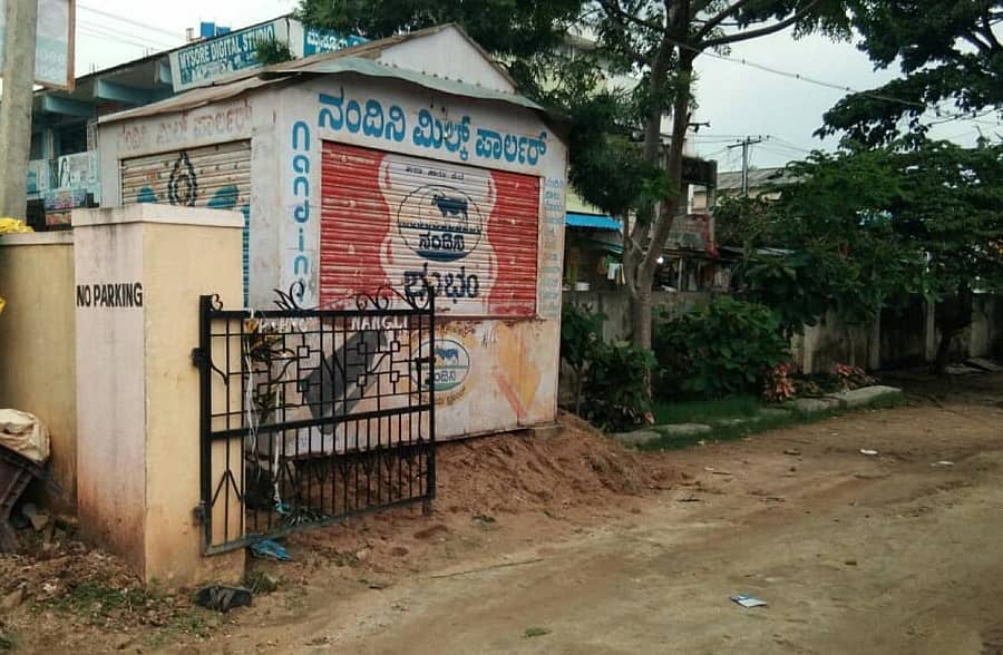 ನಂಗಲಿ ಸರ್ಕಾರಿ ಪ್ರಾಥಮಿಕ ಆರೋಗ್ಯ ಕೇಂದ್ರದ ಒಳಗಿನ ಆವರಣದಲ್ಲಿ ವ್ಯಕ್ತಿಯೊಬ್ಬರು ನಂದಿನಿ ಪಾರ್ಲರ್ ಪೆಟ್ಟಿಗೆ ಅಂಗಡಿ ಇಟ್ಟಿರುವುದು