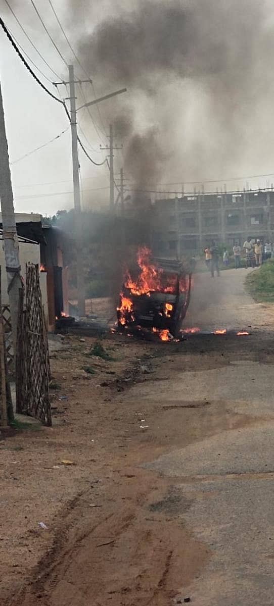 ಚಳ್ಳಕೆರೆ ವಿಠ್ಠಲನಗರಲ್ಲಿ ಸಿಲಿಂಡರ್ ಸ್ಫೋಟಿಸಿ ಬೆಂಕಿ ಹೊತ್ತಿಕೊಂಡ ಆಮ್ನಿ ವಾಹನ