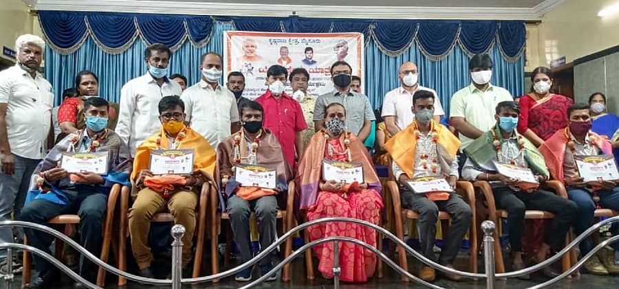 ‘ಯೋಗಕ್ಷೇಮ’ ಯಾತ್ರೆಯ ಸಮಾರೋಪ ಸಮಾರಂಭದಲ್ಲಿ ಅಧಿಕಾರಿಗಳು, ವಿವಿಧ ಇಲಾಖೆಯ ಸಿಬ್ಬಂದಿಯನ್ನು ಸನ್ಮಾನಿಸಲಾಯಿತು. ಎಸ್.ಎ.ರಾಮದಾಸ್, ಡಾ.ಚಂದ್ರಗುಪ್ತ, ಗುರುದತ್ತ ಹೆಗಡೆ ಪಾಲ್ಗೊಂಡಿದ್ದರು