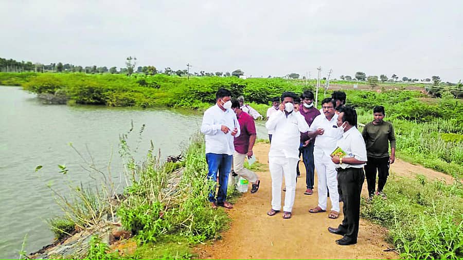 ಚಳ್ಳಕೆರೆ ಕೋಡಿಬಿದ್ದ ಚಿಕ್ಕಮದುರೆ ಕೆರೆಯನ್ನು ಶಾಸಕ ಟಿ.ರಘುಮೂರ್ತಿ ಭಾನುವಾರ ವೀಕ್ಷಿಸಿದರು