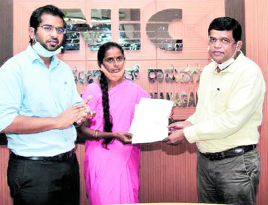 ರಾಮನಗರ ಸ್ವಾಮಿತ್ವ ಯೋಜನೆಯಡಿ ಗುರುತಿಸಲಾದ ಆಸ್ತಿಹಕ್ಕು ಕಾರ್ಡ್‌ನನ್ನು ಜಿ.ಪಂ.ಸಿಇಒ ಇಕ್ರಂ ಫಲಾನುಭವಿಗಳಿಗೆ ವಿತರಿಸಿದರು