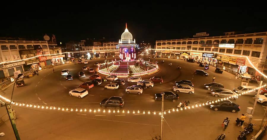 ದಸರಾ ಅಂಗವಾಗಿ ವಿದ್ಯುತ್ ದೀಪಾಲಂಕಾರದಿಂದ ಕಂಗೊಳಿಸುತ್ತಿರುವ ಕೆ.ಆರ್.ವೃತ್ತ