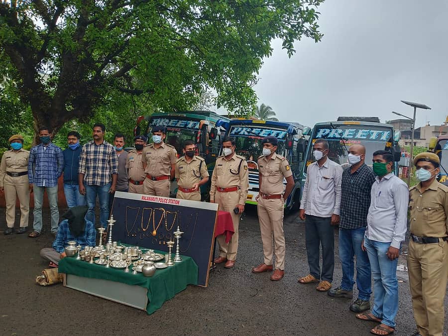 ಚಲನಚಿತ್ರ ಗೀತರಚನೆಕಾರ ಕೆ.ಕಲ್ಯಾಣ್ ಕುಟುಂಬಕ್ಕೆ ವಂಚಿಸಿದ ಆರೋಪದ ಮೇಲೆ ಬಂಧಿತ ವ್ಯಕ್ತಿಯಿಂದ ವಶಕ್ಕೆ ಪಡೆದಿರುವ ವಾಹನಗಳು, ಆಭರಣಗಳೊಂದಿಗೆ ಬೆಳಗಾವಿಯ ಪೊಲೀಸ್ ಅಧಿಕಾರಿಗಳು ಮತ್ತು ಸಿಬ್ಬಂದಿ ಇದ್ದಾರೆಪ್ರಜಾವಾಣಿ ಚಿತ್ರ