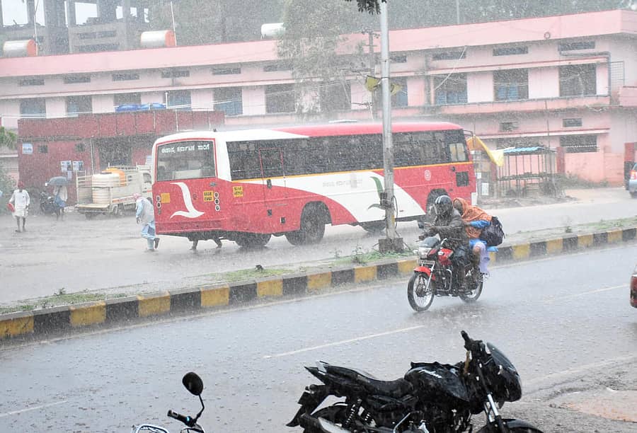 ಬೀದರ್ನ ಜನವಾಡ ರಸ್ತೆಯ ಗ್ರಾಮೀಣ ಬಸ್ ನಿಲ್ದಾಣದಲ್ಲಿ ನಿಂತಿದ್ದ ಬಸ್ನಿಂದ ಇಳಿದ ಪ್ರಯಾಣಿಕರು ಮಳೆಯಿಂದ ರಕ್ಷಣೆ ಪಡೆಯಲು ನಿಲ್ದಾಣದತ್ತ ಓಡಿದರು