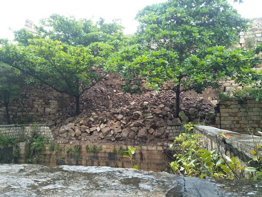 ಸತತ ಮಳೆಯಿಂದಾಗಿ ಸವದತ್ತಿಯ ಕೋಟೆಯ ಗೋಡೆ ಸೋಮವಾರ ಕುಸಿದಿದೆ