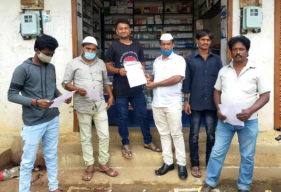 ಪಶ್ಚಿಮ ಪದವೀಧರರ ಚುನಾವಣೆಯ ಪಕ್ಷೇತರ ಅಭ್ಯರ್ಥಿ ಶಿವಕುಮಾರ ತಳವಾರ ಅವರು ಹಾವೇರಿ ನಗರದಲ್ಲಿ ಮನೆ–ಮನೆಗಳಿಗೆ ತೆರಳಿ ಪ್ರಚಾರ ನಡೆಸಿದರು